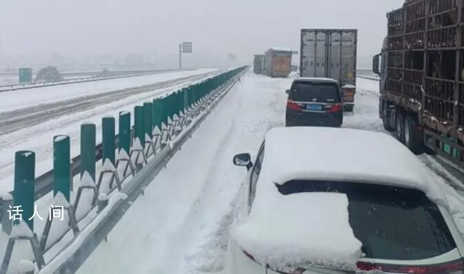 直击湖北高速:有人因暴雪滞留三天