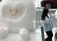 车主在车上堆雪人 女子拍照后踢坏