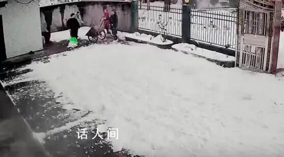 一家人刚扫完雪 下一秒白干