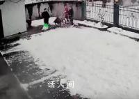 一家人刚扫完雪 下一秒白干