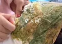 千元羽绒服被姥姥家火炕烙糊 心疼地对姥姥说：下回少烧点吧