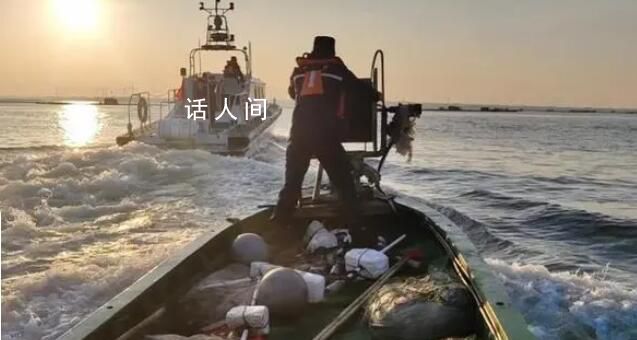 5人坐渔船出海游玩遇发动机故障被困 在海警的护送和拖带下遇险市民和渔船成功脱险