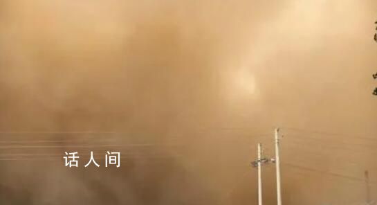 多名网友拍下新疆特强沙尘暴 发布沙尘暴红色预警信号