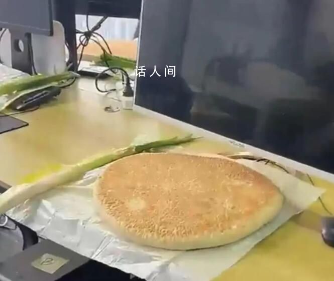 小伙带400多斤大饼返工送同事 每人一个大饼配一根大葱的家乡特产套餐