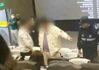 男子因看电影打呼噜遭暴打 目前涉事男子已被警方带走