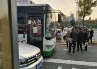 长沙一公交车不允许站立乘车 没有座位的乘客只能继续等待下一班车