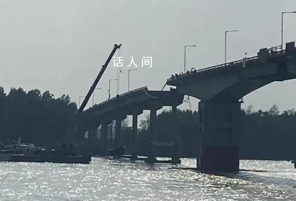 大桥事故现场有落水车被打捞出水 已在事发水域寻获2名落水人员
