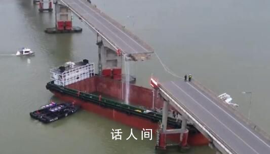 广州一大桥被船只撞断 一公交掉落