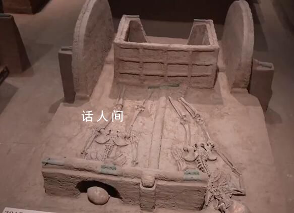 殷墟3000多年人力车首次公开亮相 车前俯身埋着两个人