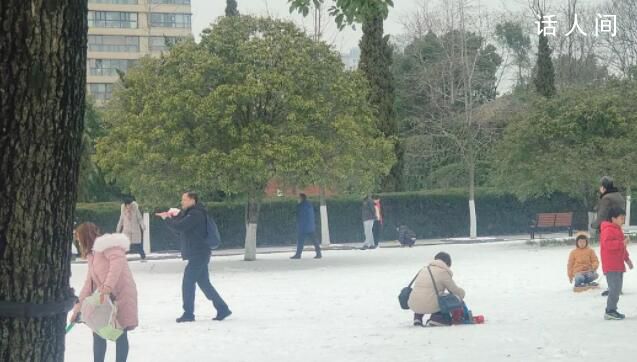 小伙江滩滑雪不慎掉入江中 水浅化险为夷