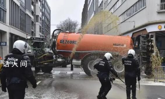 比利时农民开拖拉机逼近欧盟总部 警方则使用高压水枪应对