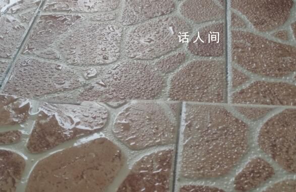 广东现在是一个巨大的水帘洞 房梁在滴水墙上在流水