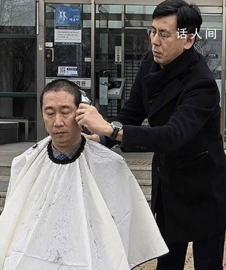韩国医学院教授削发抗议扩招 目前双方均无妥协之意