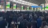 网友拍下日本火车站“无声早高峰” 人们整齐有序地行走寂静无声