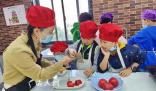 杭州一小学毕业后要会做24道菜 该学校要求学生们在寒假期间学做一道菜