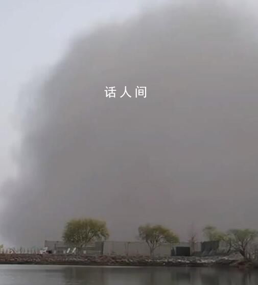 新疆多地遭强沙尘:大风刮起百米沙墙